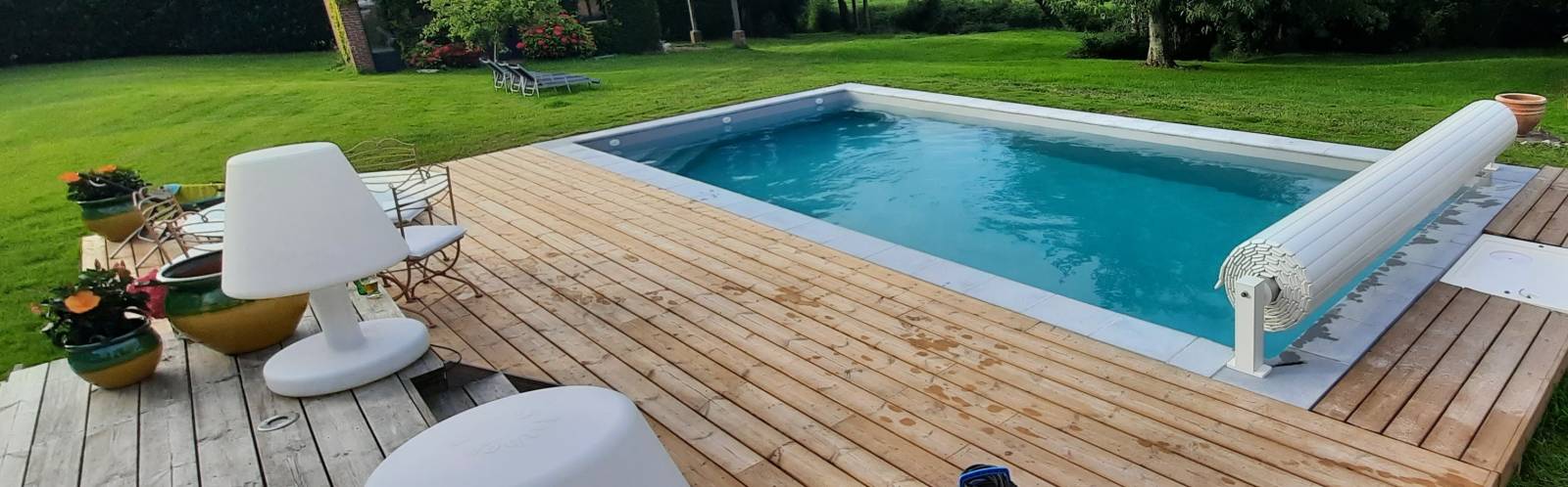 Une piscine sur mesure liner gris et volet électrique sur terrasse réussie à Thizy les Bourg 