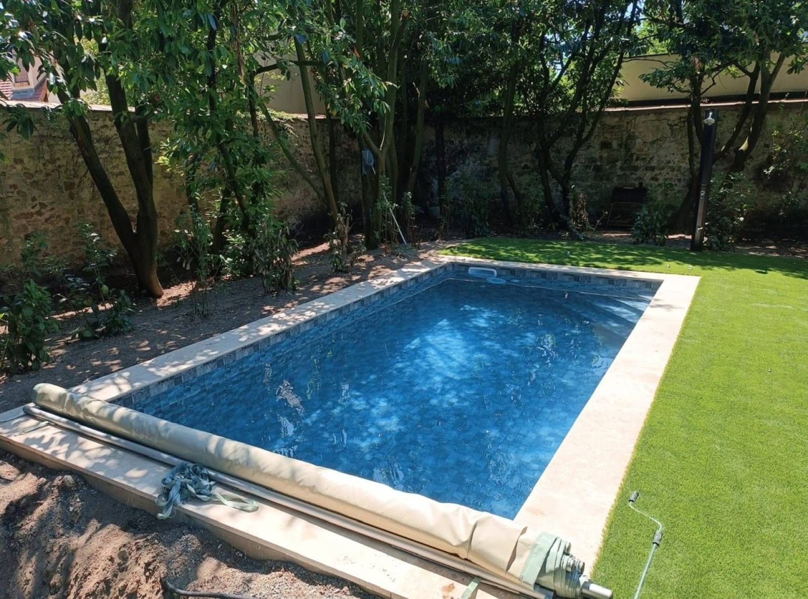 Fabrication de piscine sans permis 2.5x4m prête à monter avec conception personnalisée par un fabricant spécialisé à Champagne au Mont d’Or dans le Rhône