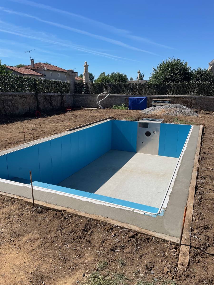 Piscine enterrée en acier à panneaux à installer soi-même autour de Pusignan près de Lyon dans le Rhône