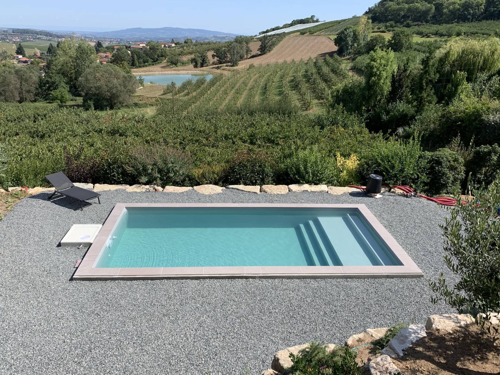 Piscine structure acier enterrée à Villefranche sur Saône près de Lyon dans le Rhône