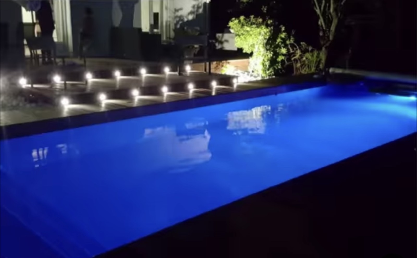 Piscine couloir de nage 10 x 3 mètres prix pour installation dans une villa à Tassin dans l'Ouest lyonnais
