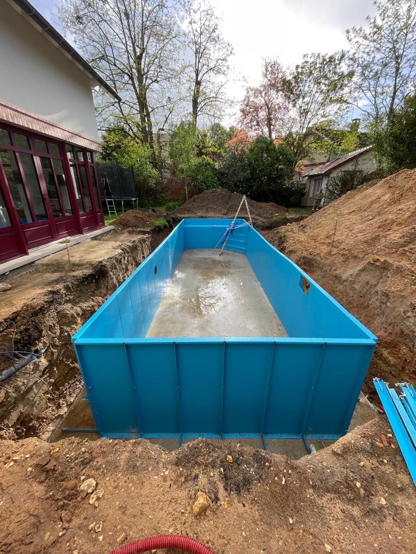 Construction d’une grande piscine de 5 x 10 m avec escalier d’angle près de à Lyon 69 Rhône