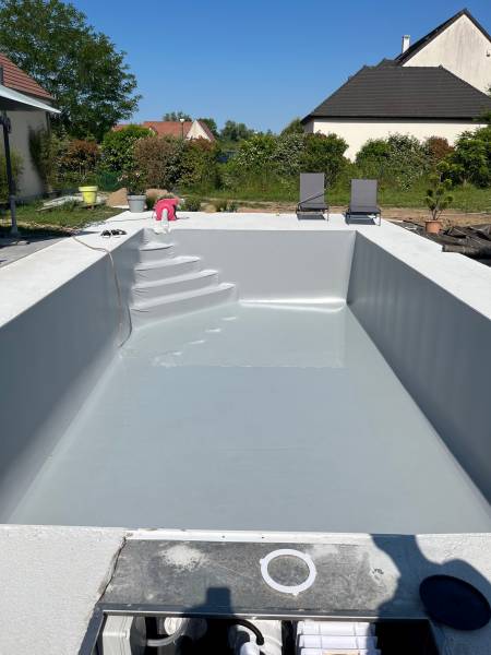 Devis pour construire une piscine creusée design fond béton à Lyon dans le Rhône (69)