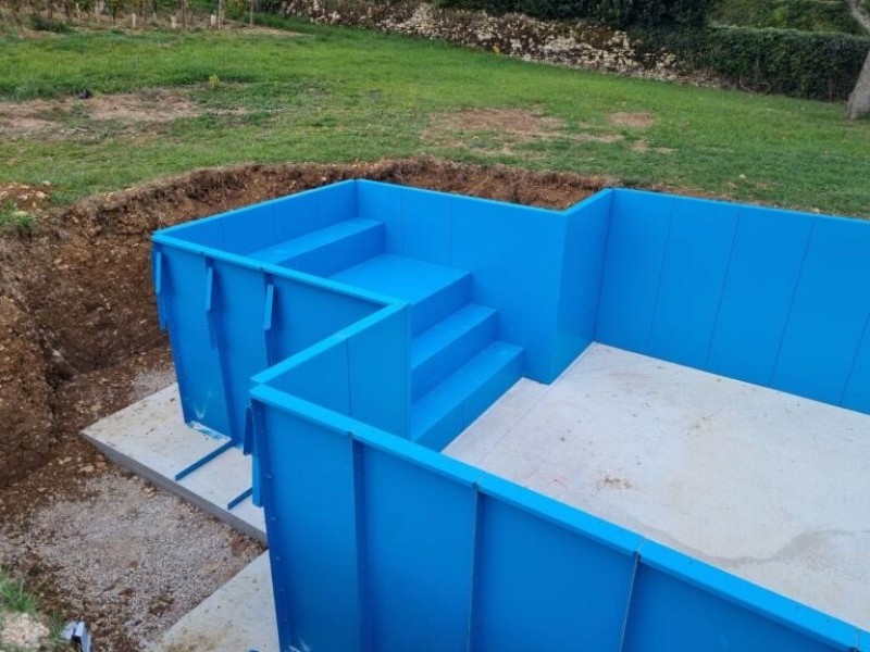 piscine en 4x8 m avec escalier décroché plage entre Lyon et macon dans le Rhône