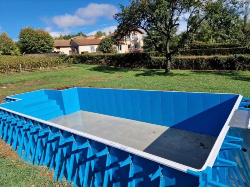 montage d'une piscine en acier