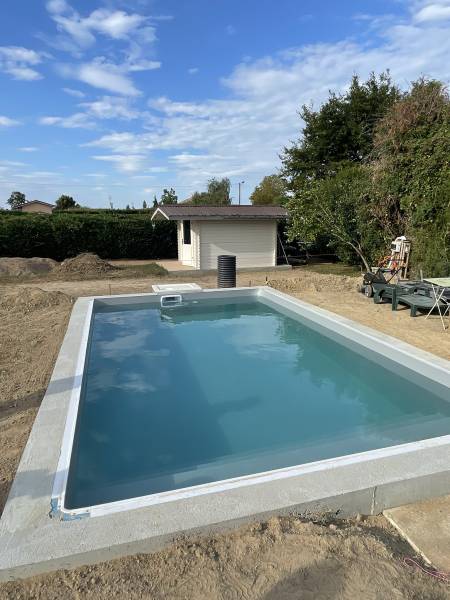 réalisation de piscine en béton clé en main avec escalier intégré à Lyon en région Rhône-Alpes