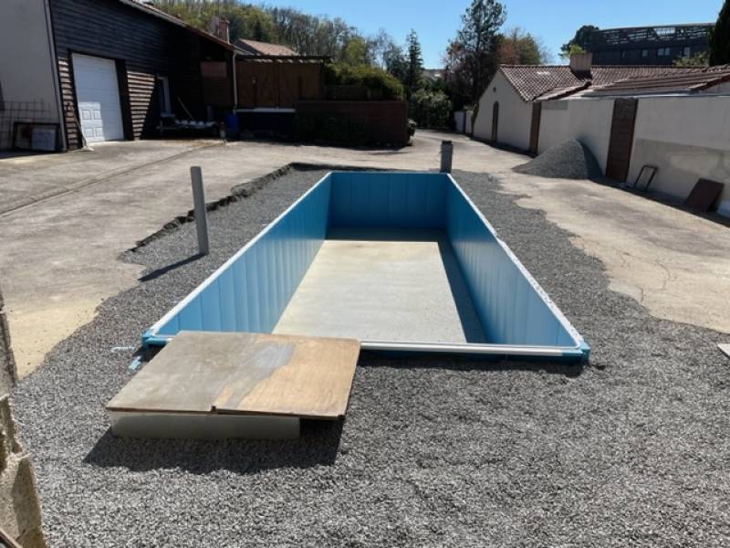 construction piscine enterrée de 3 par onze mètres à Lyon dans le Rhône