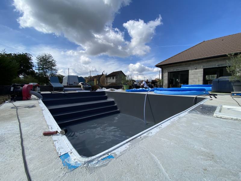liner gris anthracite construction piscine Bourgoin Jallieu proche Lyon et Grenoble