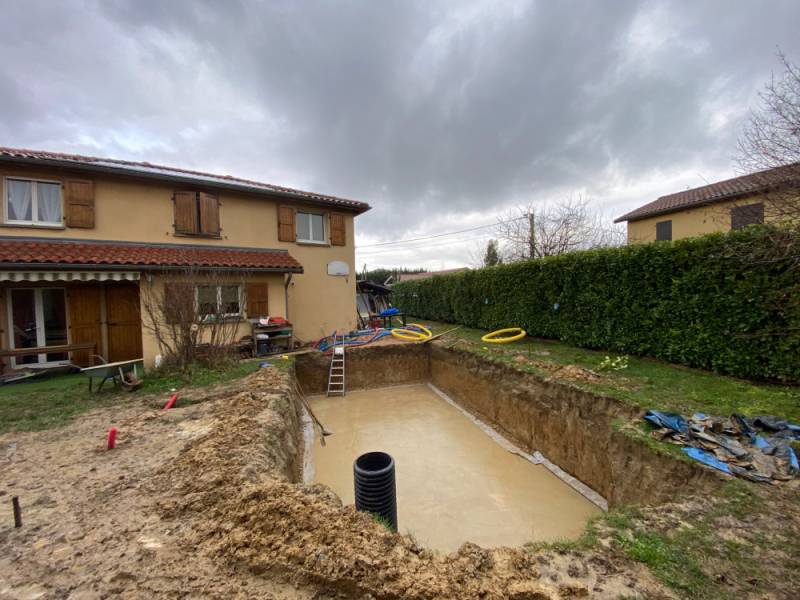 Coulage dalle béton piscine dans l'Ain à Savigneux