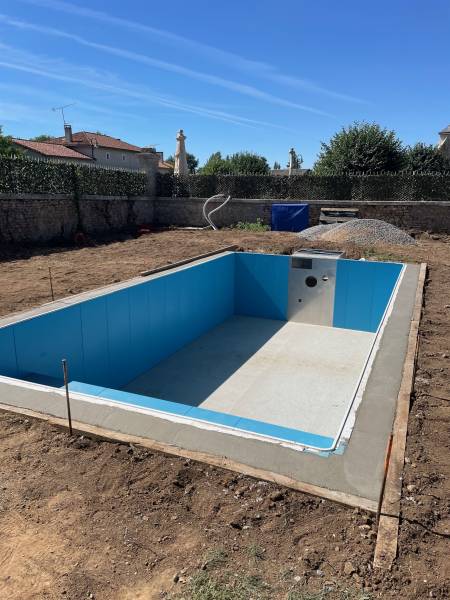 Piscine enterrée en acier à panneaux à installer soi-même autour de Pusignan près de Lyon dans le Rhône