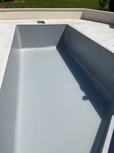 Couloir de nage extérieur enterré avec terrasse béton et escalier design à Villefranche sur Saône proche Lyon