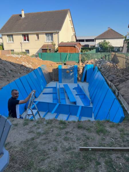 Construire dans l'allier une partie de sa piscine en kit enterrée soi-même, c'est possible !
