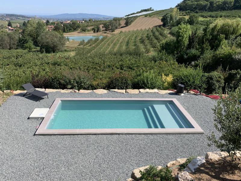 Piscine structure acier enterrée à Villefranche sur Saône près de Lyon dans le Rhône