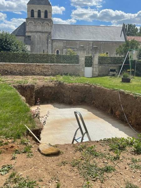 Un terrain piscinable avant et après l'installation d'une piscine dans le Beaujolais dans le Rhône !