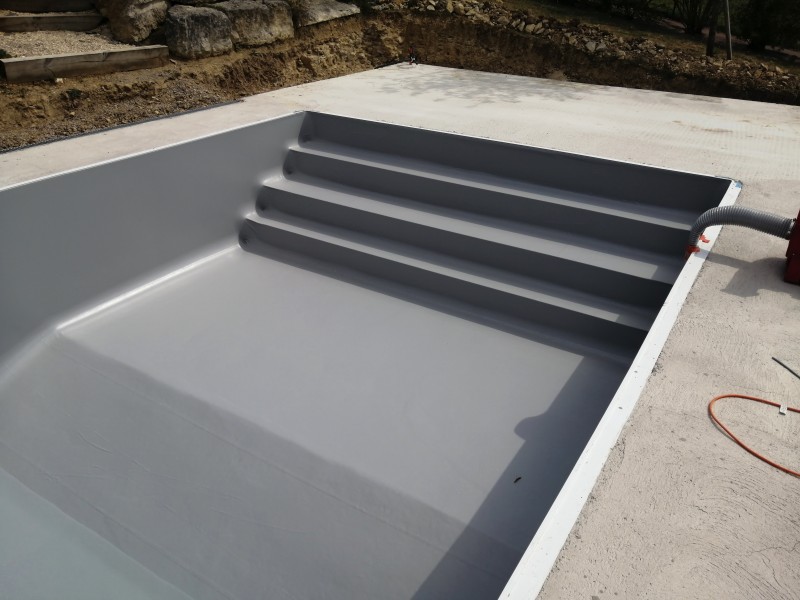 Quelle est la bonne période pour réaliser  à Lyon dans le Rhône une piscine en 4 par 9 m avec un fond mixte avec un petit bain et un grand bain ?