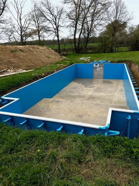 escalier décroché sur piscine à double fond à lyon