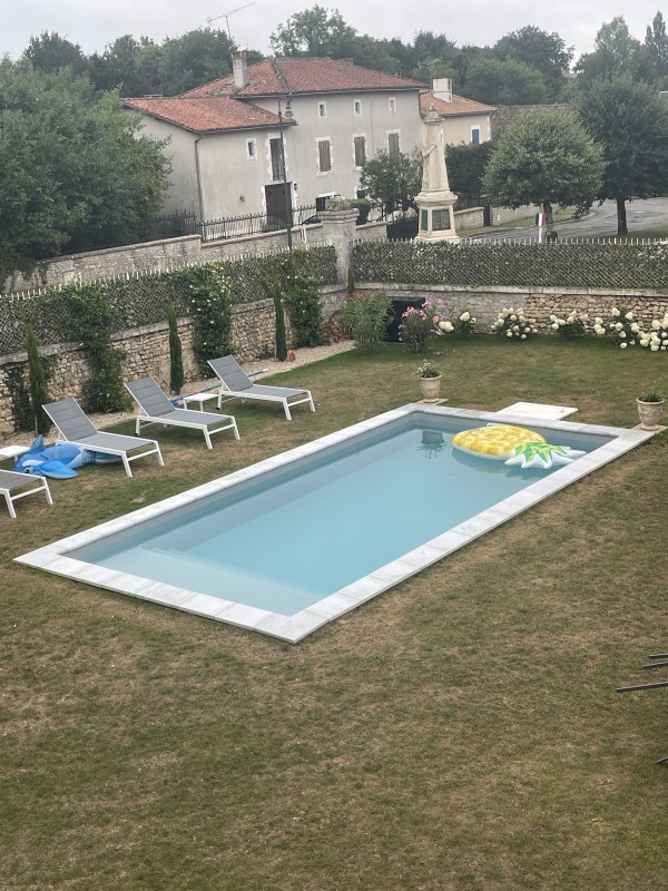  Création d’une belle piscine, en trois par 7 m à Lyon dans le Rhône, avec margelle et liner gris clairs et escalier plage toute largeur