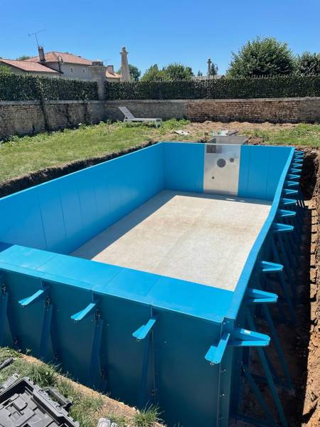Montage d'une piscine à Lozanne dans le Rhône proche de Lyon