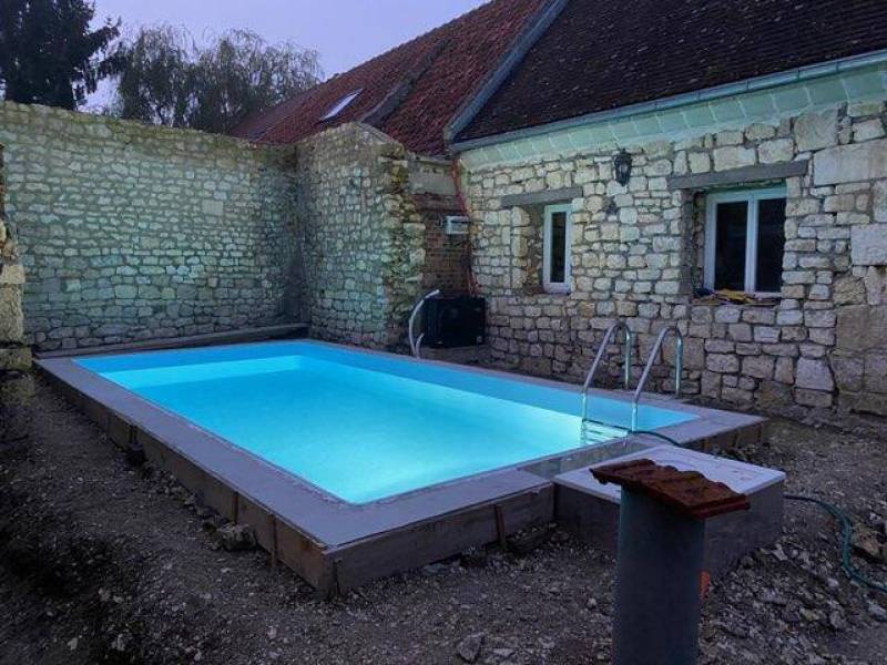 Installation en prêt à plonger d'une piscine 3.00x6.50m fond plat 145 avec échelle à Saint Priest dans le Rhône