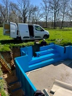 piscine avec escalier décroché à Lusigny dans l'Allier près de Moulins