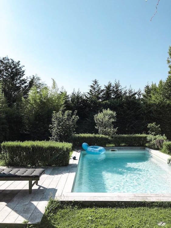 Pisciniste proposant des piscines hors sol sur mesure pour les petits jardins ou budgets limités à Lyon dans le Rhône