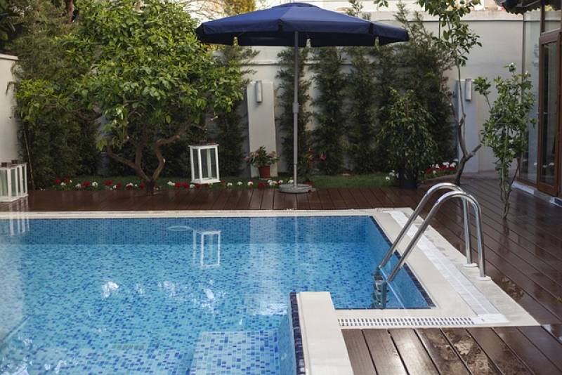 Pose d'une piscine avec couverture : protéger et sécuriser votre investissement pour une longue durée de vie à Lyon dans le Rhône